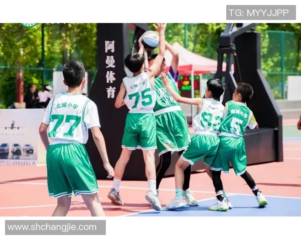 一年级小男孩热爱篮球梦想初启航投篮训练乐趣无穷